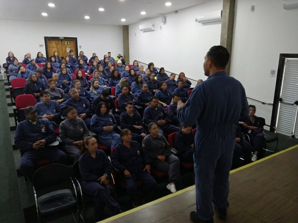 Colaboradores durante treinamento de segurança do trabalho.